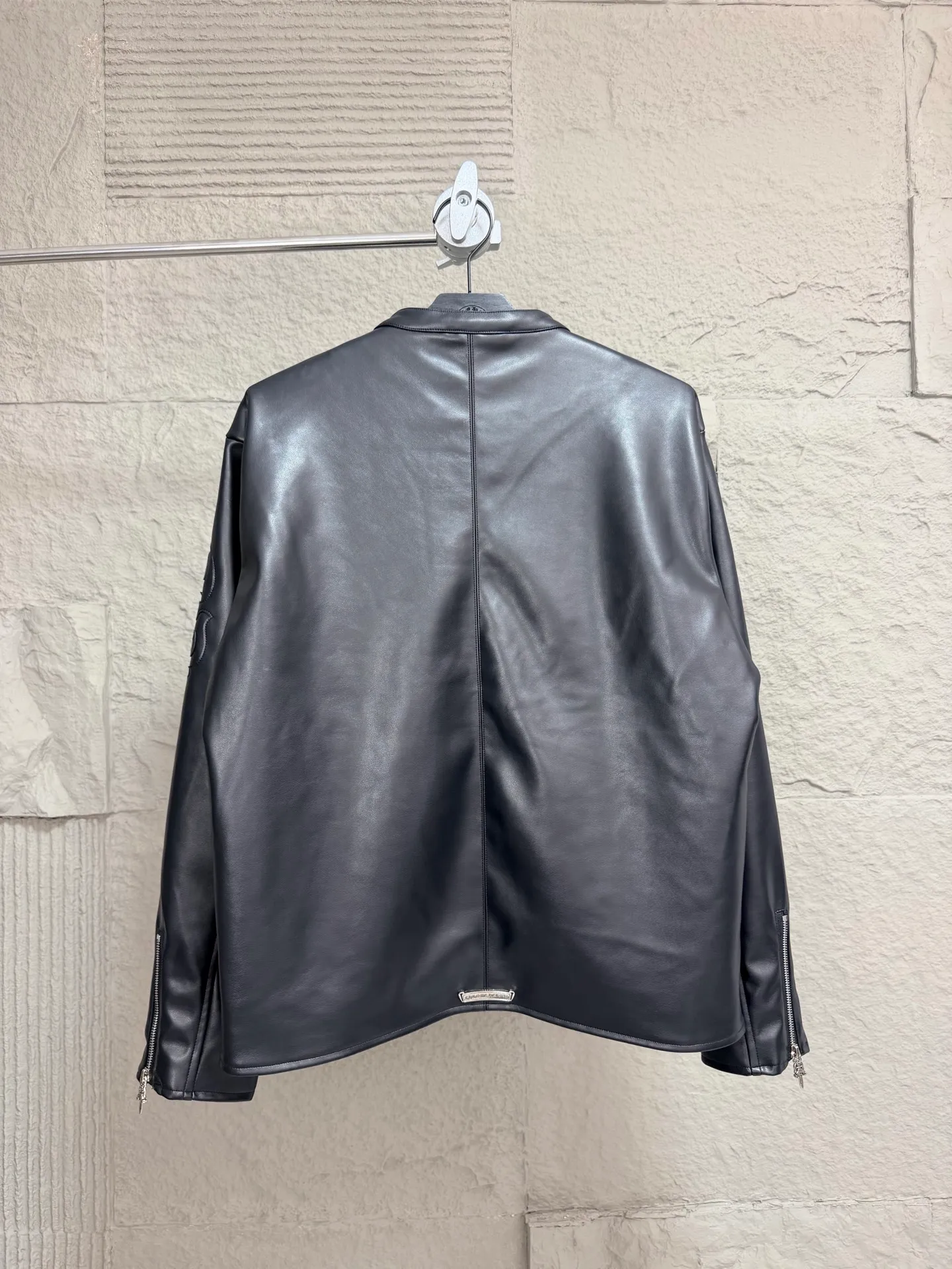 CH/Cro Heart Sword Stand Collar Leather Jacket ●"Original purchase and development, 1:1Quality" ●Arm sword embroidery, large dark pattern floral base + sword metal accessories, complex embroidery positions, strict stitch density control, and three-dimensional outline without blurring ●The sword hardware is independently molded, and the carving details and old metal texture are all restored in place. The stand-up collar has precise curvature. The main placket zipper, collar flower-shaped snap buttons, and cuff zippers are all customized hardware, and the detailed textures are aligned one by one. ●The split stitching in the middle of the back is neat, the metal nameplate at the bottom of the hem is independently molded, and the installation points are strictly based on the original version. ●Size: S M L XL